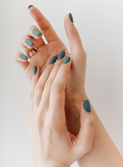 Hände mit lackierten Nägel